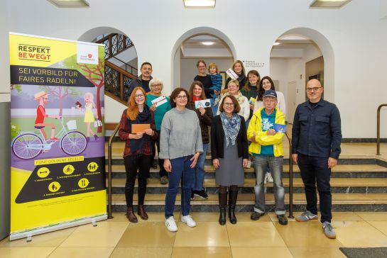 Fotografie: Oberbürgermeisterin Gertrud Maltz-Schwarzfischer dankte gemeinsam mit Planungs- und Baureferent Florian Plajer stellvertretend Gewinnerinnen und Gewinnern für ihr vorbildliches Verhalten im Radverkehr und überreichte diesen die ausgelosten Preise. 