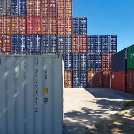 Fotografie: Bunte gespaltete Schiffscontainer