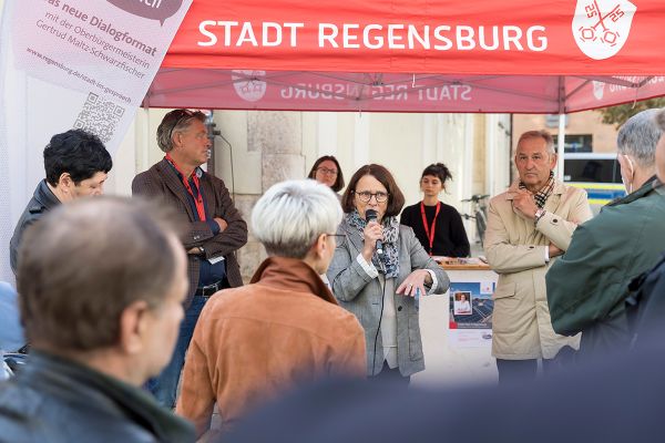 Oberbürgermeisterin Gertrud Maltz-Schwarzfischer mit Bürgerinnen und Bürgern