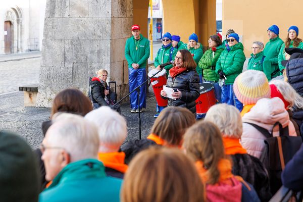 Fotografie - Grußworte der Oberbürgermeisterin zum Terre des Femmes Fahnenhissen anlässlich des Internationalen Tags gegen Gewalt an Frauen 2024