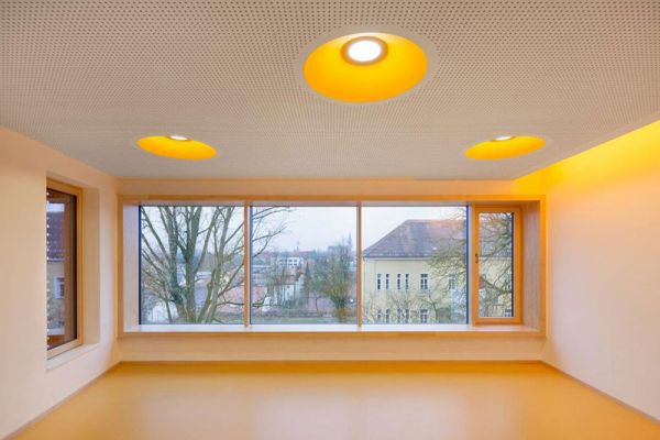 Kinderhaus Steinweg - Blick in Zimmer mit großer Fensterfront