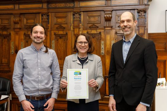 Fotografie: Michael Grein, Oberbürgermeisterin Gertrud Maltz-Schwarzfischer und Dr. Patrick Veit, Personal- und Verwaltungsreferent, mit der Urkunde zur Fairtrade-Stadt