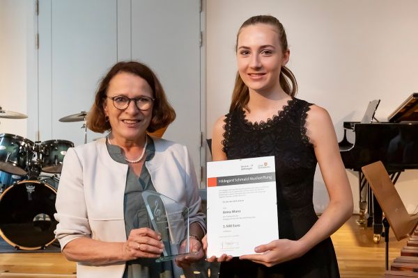 Fotografie - Oberbürgermeisterin Gertrud Maltz-Schwarzfischer übergibt Förderpreis an Anna Manz