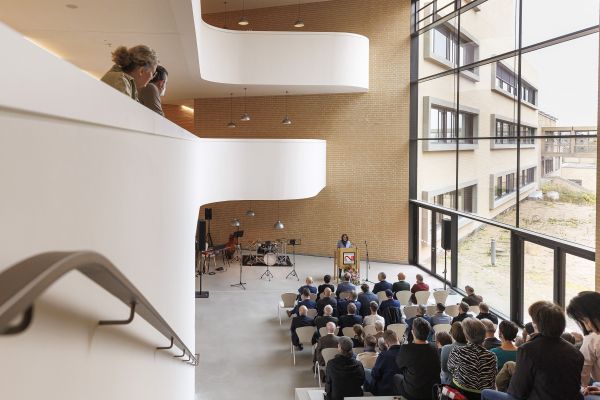 Fotografie: Oberbürgermeisterin Gertrud Maltz-Schwarzfischer begrüßt die Gäste der Einweihungsfeier der BS II.