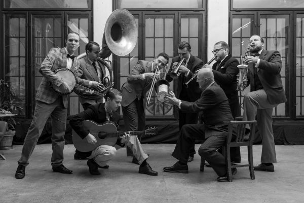 Fotografie - Gruppenbild des Original Prague Syncopated Orchestra mit Instrumenten