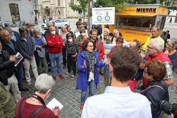 Bürgerinnen und Bürger auf einem Platz mit der Oberbürgermeisterin