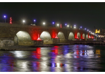 Die Steinerne Brücke wird durch das RE.LIGHT Festival in verschiedenen Farben beleuchtet.