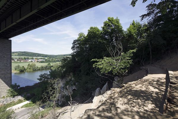 Fotografie - Blick unter Brücke hindurch