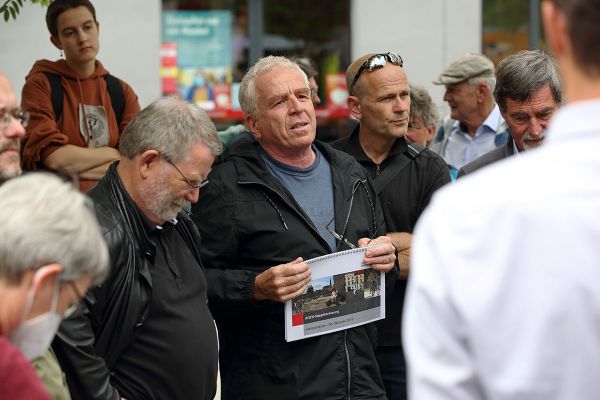 Bürgerinnen und Bürger auf einem Platz mit der Oberbürgermeisterin