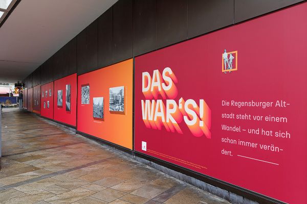 Fotografie - Bild von der Ausstellung "Das war's" in den Schaufenstern des ehemaligen Kaufhof-Gebäudes