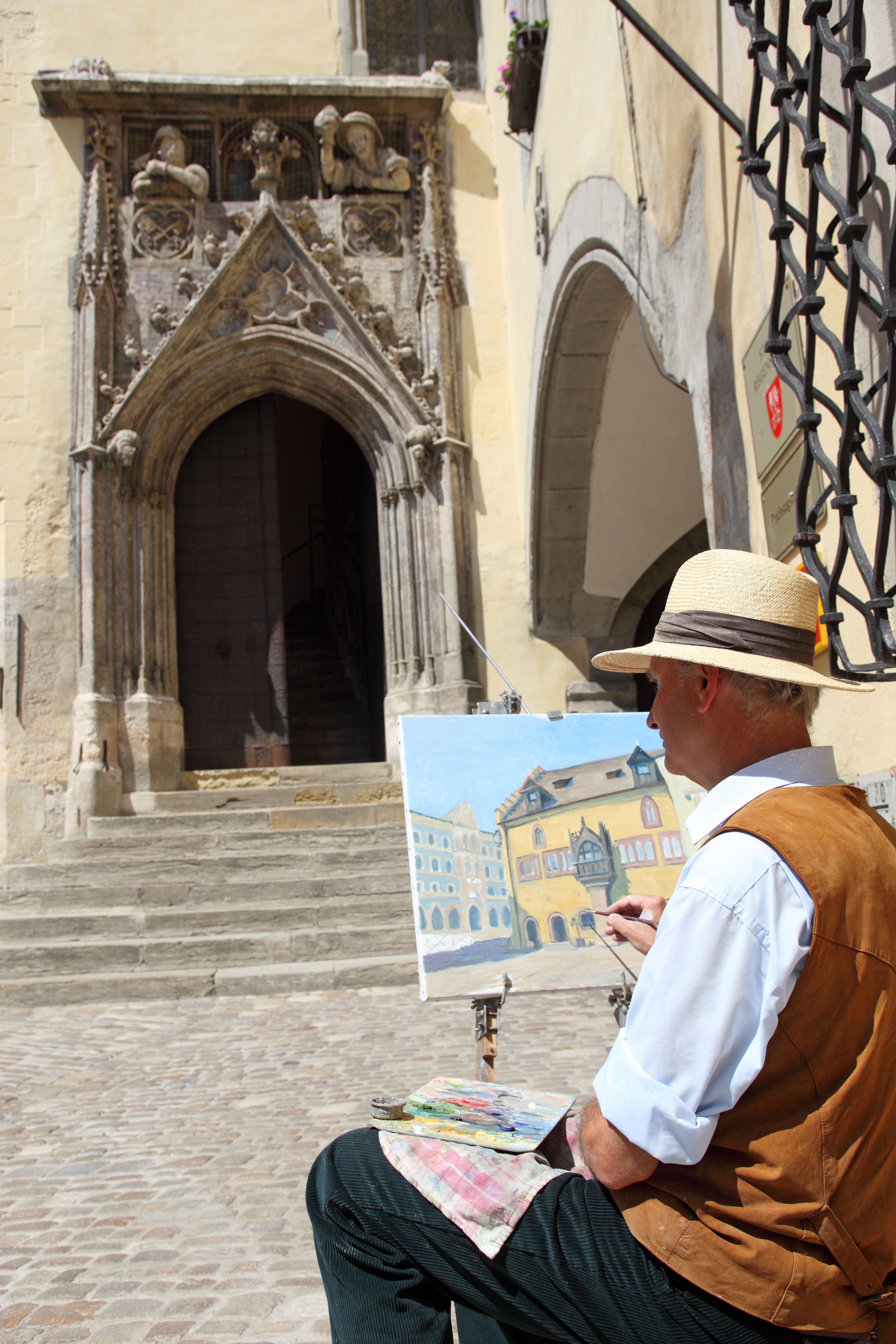 Fotografie: Ein Künstler skizziert das Portal zum Reichssaal.