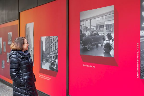 Fotografie - Bild von der Ausstellung "Das war's" in den Schaufenstern des ehemaligen Kaufhof-Gebäudes