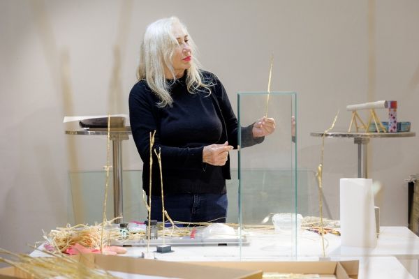 : Fotografie – Kulturpreisträgerin Regina Hellwig-Schmid bei der Arbeit