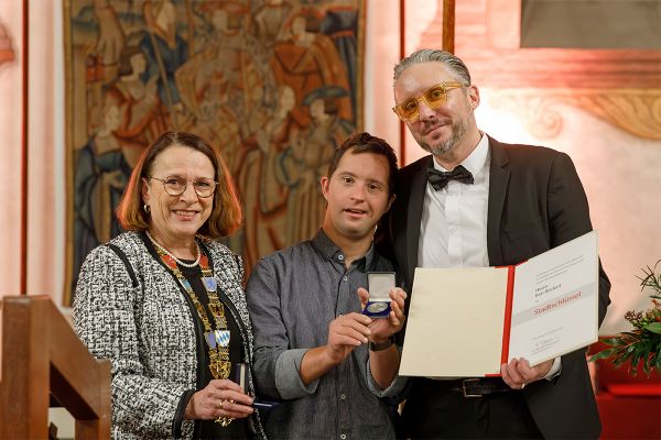 Fotografie - Verleihung der Stadtschlüssel an Ben Rückerl ; im Bild Ben Rückerl und Jonas Sturznickel mit Oberbürgermeisterin Gertrud Maltz-Schwarzfischer 