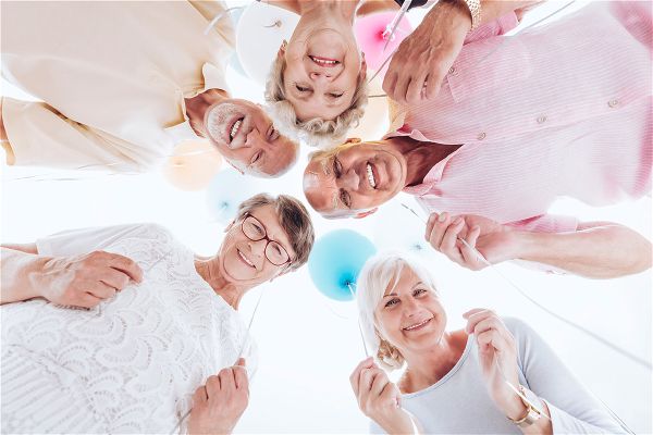 Mehrere Personen blicken direkt in die Kamera