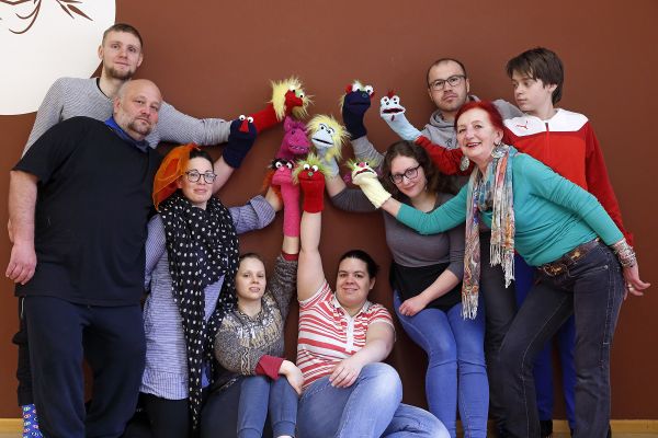 Fotografie - Gruppe von Teilnehmern jeweils mit einer Handpuppe