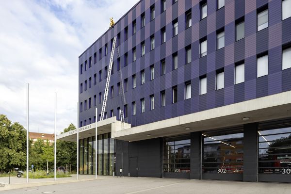 Hochbau - Hauptfeuerwache - Nordfassade mit Luzy und Leiter