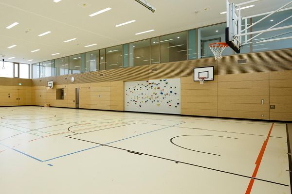 Grundschule Napoleonstein - Turnhalle mit Kletterwand