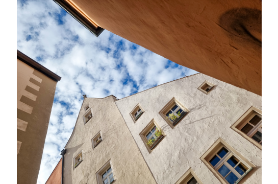 Fotografie: Blick in den blauen Himmel in den Gassen der Altstadt