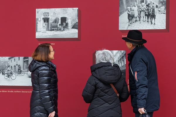 Fotografie - Bild von der Ausstellung "Das war's" in den Schaufenstern des ehemaligen Kaufhof-Gebäudes