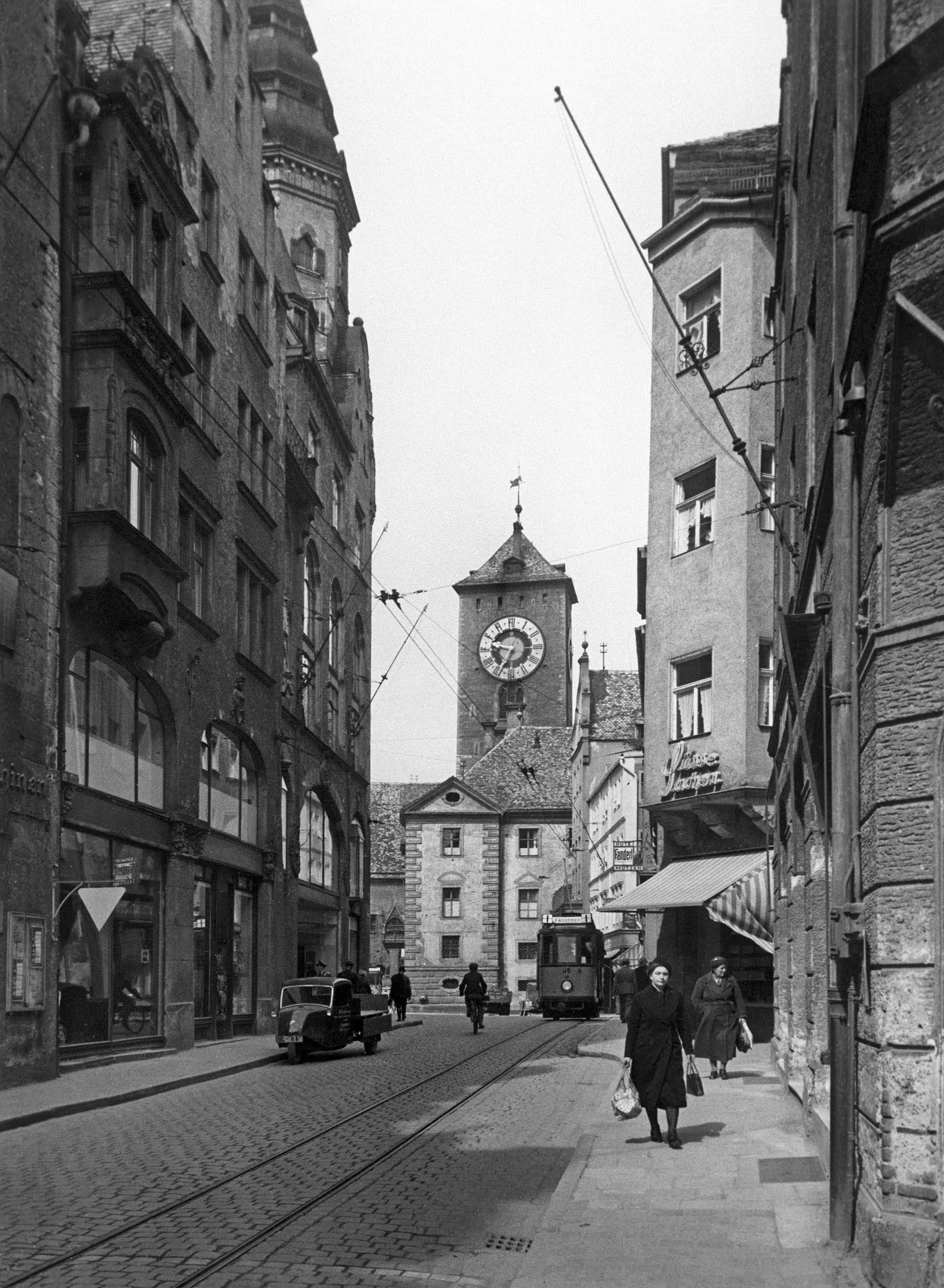 Repro 01.06.1939: Aus der Gesandtenstraße kommend führte die Straßenbahn über den Rathausplatz.