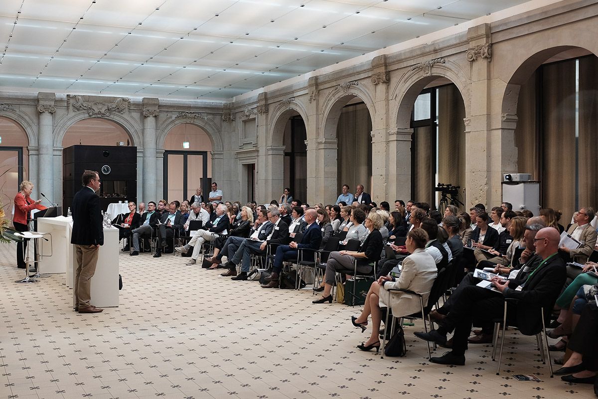 Wirtschaft - SK Wista in Berlin - Publikum bei Vortrag von Prof. Dr. Schwan