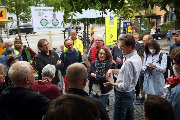 Bürgerinnen und Bürger auf einem Platz mit der Oberbürgermeisterin