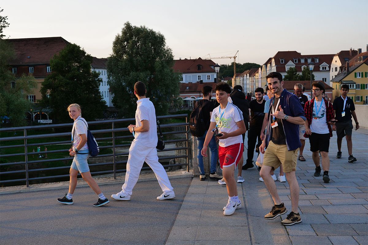 Fotografie - Eine Gruppe der Internationalen Jugendkonferenz auf dem Weg ins Stadtzentrum