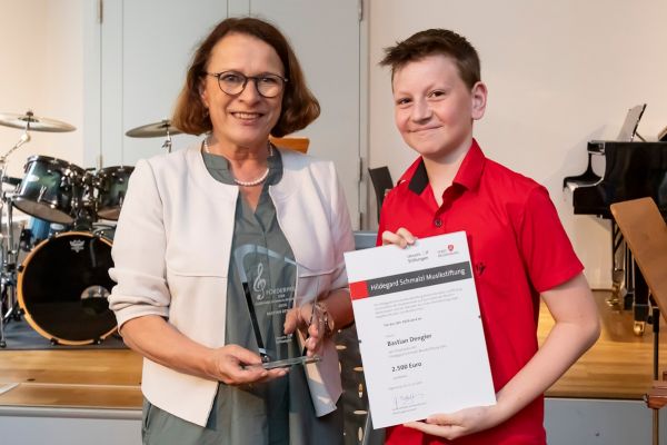 Fotografie - Oberbürgermeisterin Gertrud Maltz-Schwarzfischer übergibt Förderpreis an Bastian Dengler