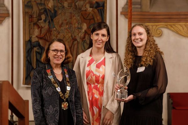 Fotografie - Gruppenbild mit Oberbürgermeisterin Gertrud Maltz-Schwarzfischer, Laudatorin Prof. Dr. Silke Härteis und Preisträgerin Sandra Maurer