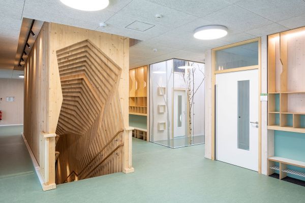 Fotografie: Kinderhaus Guerickestraße - Flur OG mit Treppe 