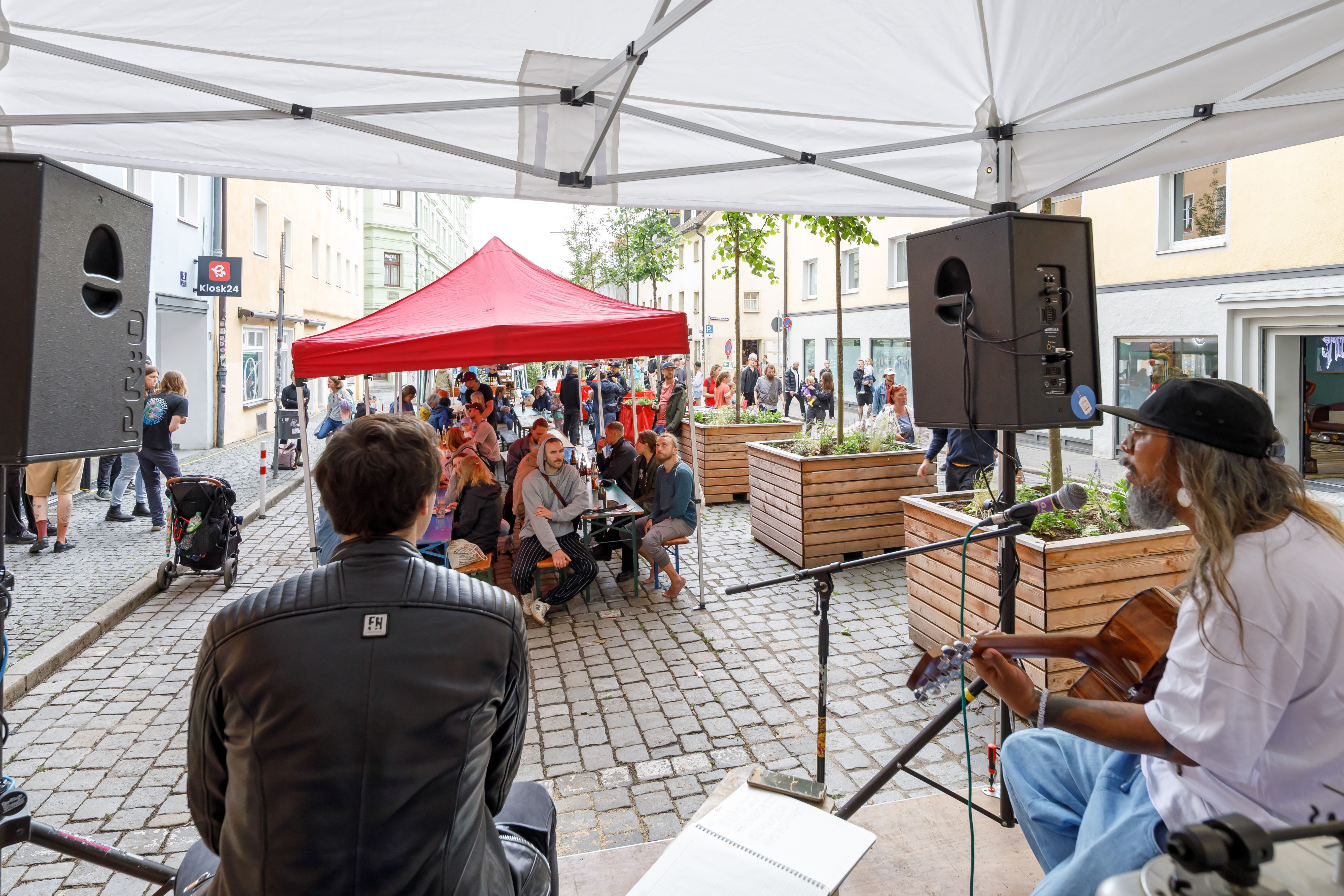 Fotografie: Regionale Künstler boten ein gemischtes und hochkarätiges Musikprogramm durch alle Genres an.