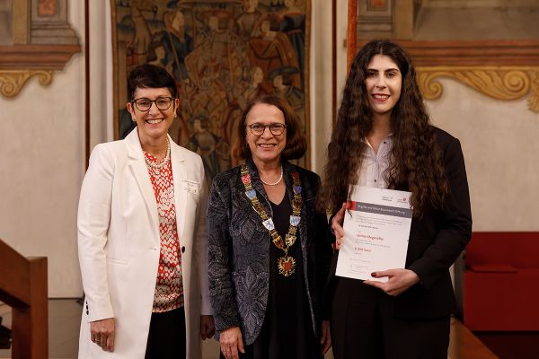 Fotografie - Janina Stegmüller mit Oberbürgermeisterin Gertrud Maltz-Schwarzfischer und Bildungsreferentin Dr. Sabine Kellner-Mayrhofer