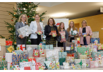 Foto Spendenübergabe von Continental. Christiana Schmidbauer, Leiterin des Amtes für allgemeine Stiftungsverwaltung, Elke Kaczmarek, Leitung Standortkommunikation von Continental Regensburg, Gertrud Maltz-Schwarzfischer, Oberbürgermeisterin, Luisa Hettwer und Martina Biberger, Continental Regensburg, Melanie Brunner, Aktion Kinderbaum