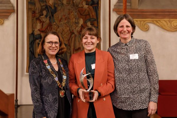 Fotografie - Gruppenbild mit Oberbürgermeisterin Gertrud Maltz-Schwarzfischer, Preisträgerin Maja Perschke, Laudatorin Dr. Edyta Jurkiewicz-Rohrbacher