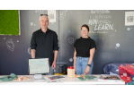 Frau Maier und Herr Daiber betreuen den R_NEXT Stand beim diesjährigen Hackathon.