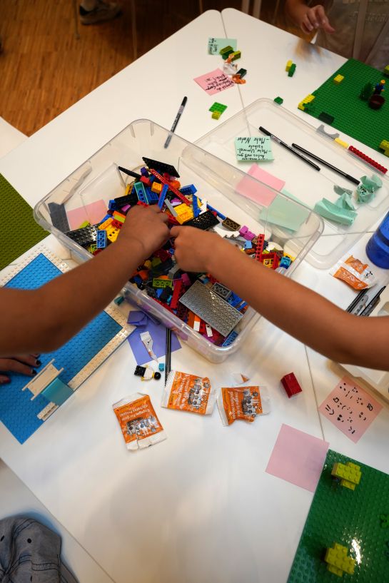 Kinder bauen an einer zukunftsfähigen Stadt.