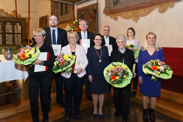 Stadtfreiheitstag 2018 - Gruppenbild der Preisträger - vordere Reihe Nadja Erbová, Ilse Danziger, Bürgermeisterin Gertrud Maltz-Schwarzfischer, Mechtild Schwab, Verena Bentele - hintere Reihe Hermann Josef Eckl, Hubert H. Wartner, Frank Baumgartner, Eva Kießling