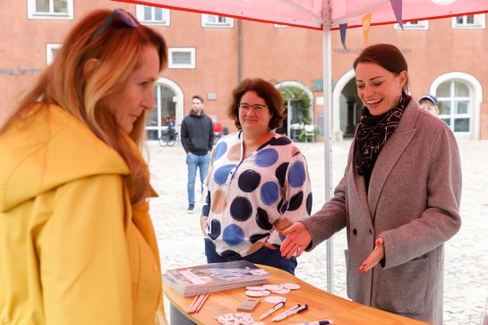 Fotografie: Nina Dollinger-Krome im Gespräch mit einer Bürgerin an einem Infostand am Haidplatz