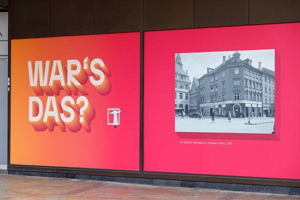 Fotografie - Bild von der Ausstellung "Das war's" in den Schaufenstern des ehemaligen Kaufhof-Gebäudes