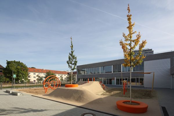 Fotografie - Kreuzschule - Außenansicht  Spielbereich und Hort