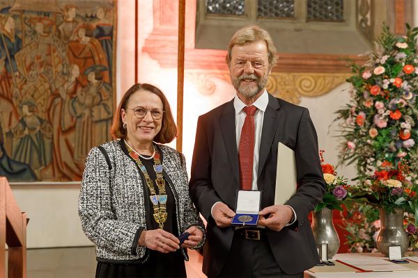 Fotografie - Verleihung der Albertus-Magnus-Medaille an Prof. Dr. Wolfgang Baier; im Bild mit Oberbürgermeisterin Gertrud Maltz-Schwarzfischer