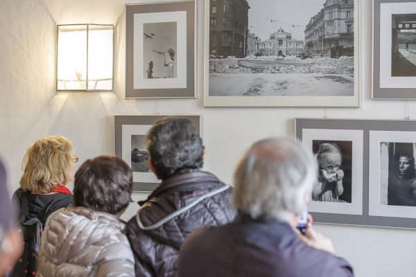 Fotografie: Gäste betrachten die Schwarz-Weiß-Fotografien aus Odessa des Fotografen Alexander Yakimchuk.