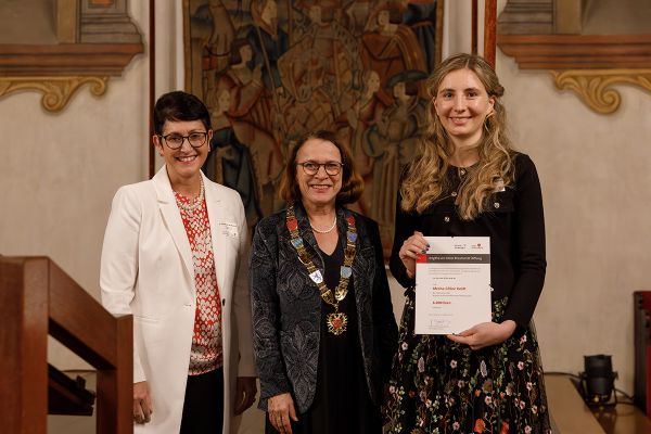 Fotografie - Alesha-Celine-Heldt mit Oberbürgermeisterin Gertrud Maltz-Schwarzfischer und Bildungsreferentin Dr. Sabine Kellner-Mayrhofer