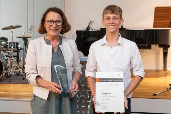 Fotografie - Oberbürgermeisterin Gertrud Maltz-Schwarzfischer übergibt Förderpreis an Johannes Plötz