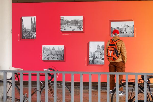 Fotografie - Bild von der Ausstellung "Das war's" in den Schaufenstern des ehemaligen Kaufhof-Gebäudes