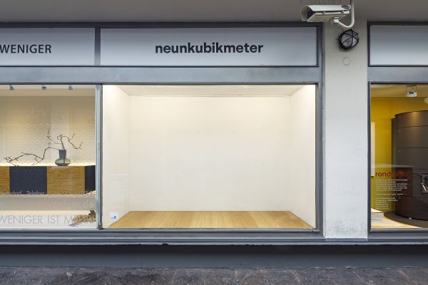 Fotografie – Der leere Schaukasten „neunkubikmeter“ in der Pustetpassage