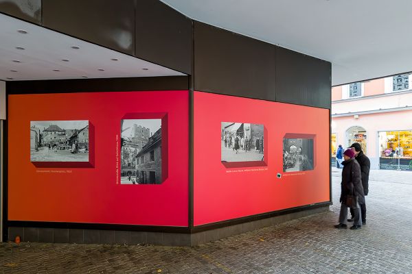 Fotografie - Bild von der Ausstellung "Das war's" in den Schaufenstern des ehemaligen Kaufhof-Gebäudes