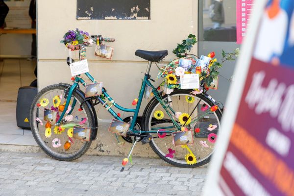 Fotografie - Geschmücktes Fahrrad mit Postkarten und Plakaten des AK Frau und Sucht 