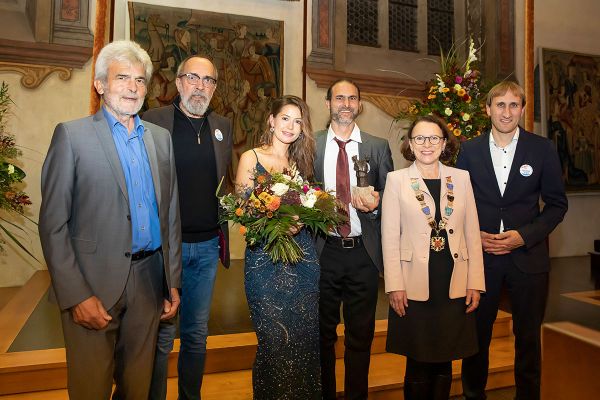 Verleihung des Brückenpreises 2022 - im Bild Michael Buschheuer sen., Hans Peter Buschheuer, Hannelore Buschheuer, Preisträger Michael Buschheuer, Oberbürgermeisterin Gertrud Maltz-Schwarzfischer und Prof.-Dr. Ing. Michael Sterner